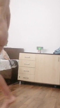 Senaman isteri seksi di rumah berbogel