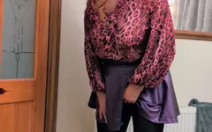 Saia curta, meia-calça e botas de coxa