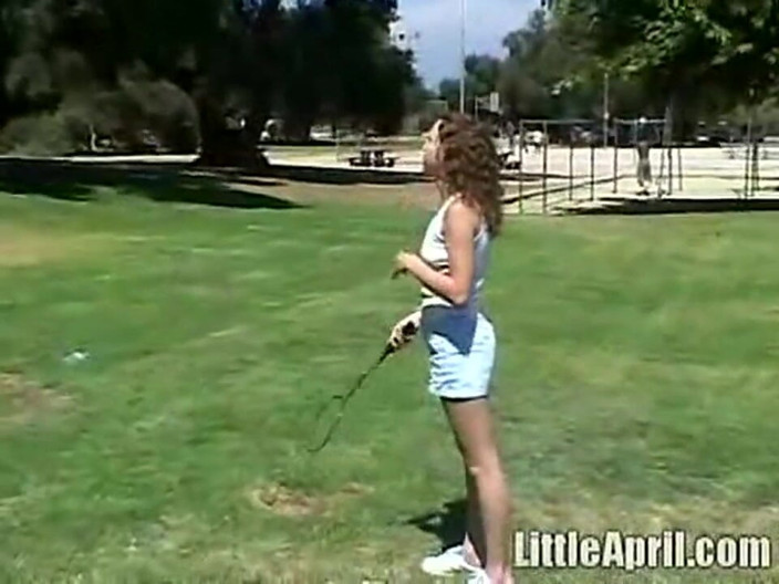 Little April: 金髪湯たんぽリトルエイプリルは彼女のレズビアンの友人をなめる
