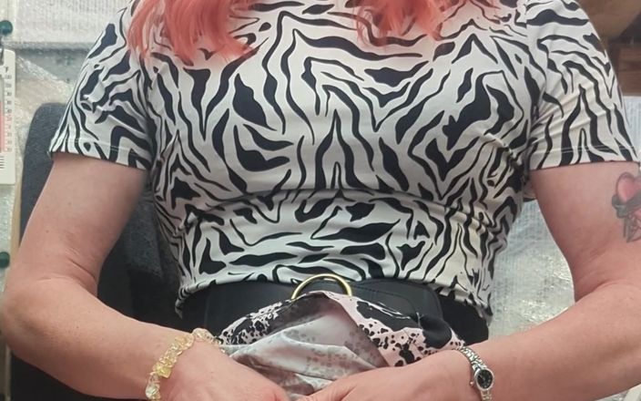 Fiona of Delights: Lek med moster Fionas slits