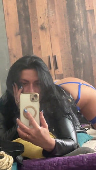 MILF w seksownej bieliźnie i długim płaszczu - Lustro POV Fantasy