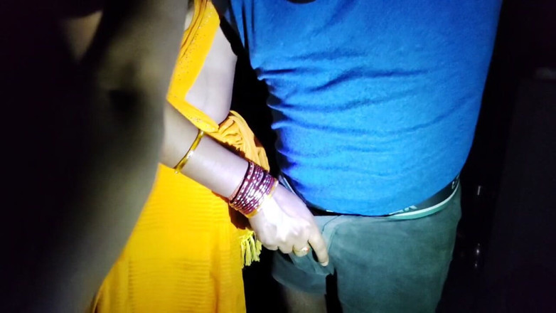 Sexywife: Hete Indische Kamwali Bai romantiek in gele saree