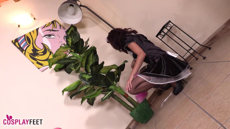 Best Nylon Feet Videos: Servitoarea Mayla Cameriera curăță camera și își arată picioarele