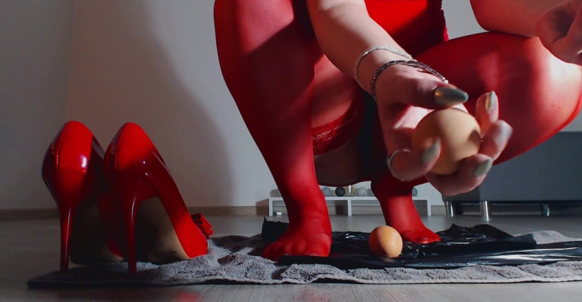 LegsOnHeels: sibiti sanbandhit - meri eri ke joote ke niche 2 ande kuchalna