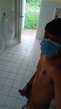 Sesi seks rentaboy di luar ruangan: toilet umum