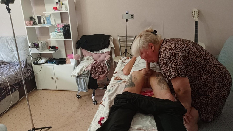 Zona901: Macecha saje a honí mi ptáka na masážním stole a...