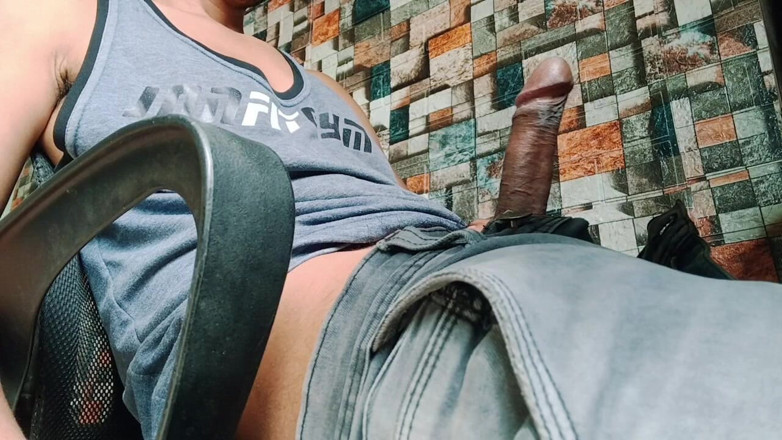 Hornyboy2058: O pulă enormă putrezește sub lenjerie militară strâmtă