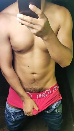 Hornyboy2058: Îi trimit o fotografie cu un cur delicios prin mesaj, și...