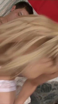 Krásná blonďatá kočička šuká se svým mužem