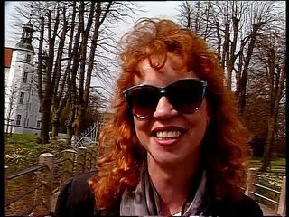 Lucky Cooch: 인터뷰하는 동안 선글라스를 쓴 빨간 머리 여성