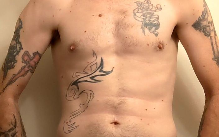 Codi Bonez: Сексуальний татуйований хлопець гладить великий білий член у дзеркалі _codi bonez