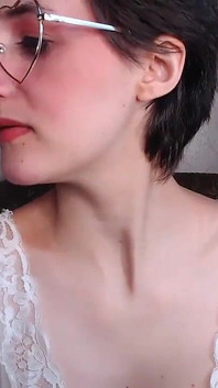 Camgirl completo arbusto debajo de camisón