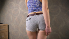 Teasecombo 4K: Une MILF amateur en short moulant et culotte arrière taquine...