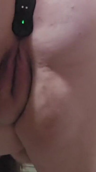 Cewek semok ini lagi asik ngentot pantat bahenolnya pakai butt plug