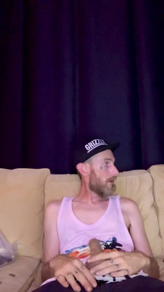 Jack_D_Stranger: Quase pego acariciando no Airbnb no sofá