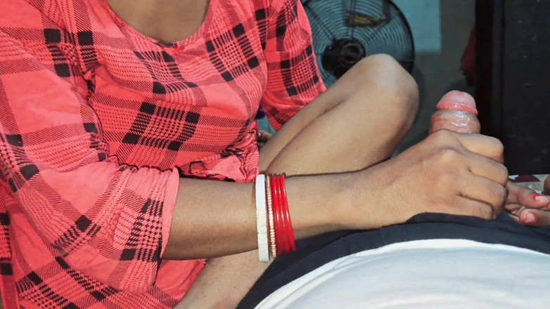 Trilokinath: Indianca Desi Bhabhi și-a masturbat pizda când a fost disperată după...