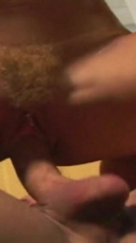 Loira garota dá um adorável boquete e uma boa foda para um pau