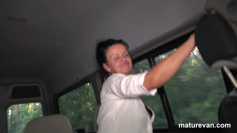 MatureVan: Cewek ini cuma butuh satu kontol cowok berotot dari maturevan