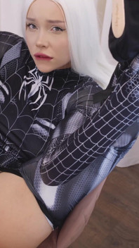 Kate Kuray este futută într-un costum de Spiderman