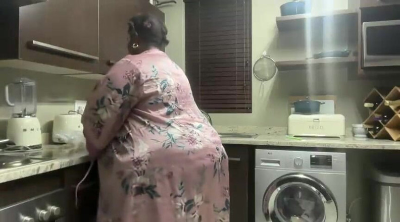 Legendary Booty Overdose: Tante seksi kulit hitam ini merintih dan bugil di dapur