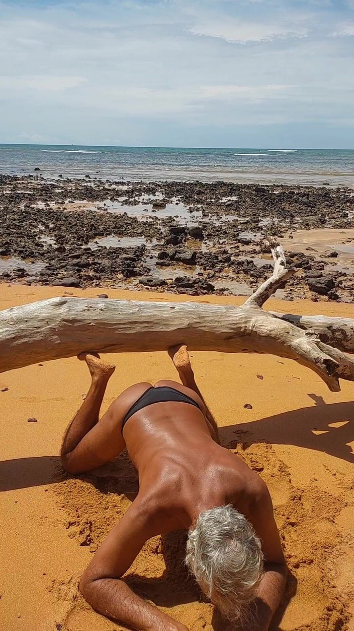 Ladysilvas: Ladysilva Femboy na plaży pokazując swoje majtki tyłek