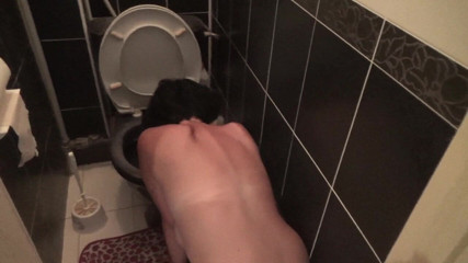Sexy Milf: Kate te tachinează dezbrăcându-te și linge toaleta
