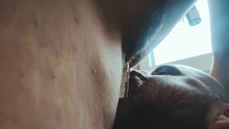 Hairy Homemade Amateur Orgasms: 在丈夫的嘴里撒尿 - 羞辱恋物癖