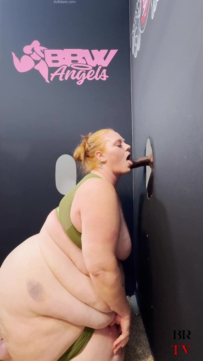 Blvck Rose TV: SSBBW Julie Ginger dostane výstřik na obličej od cizince u...