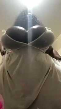 Murzynka BBW striptiz