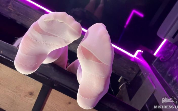 Mistress Legs: Sotto i piedi della padrona in collant bianchi sul bancone...