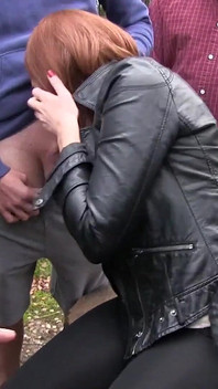 Sürtük kızıl saçlı edepsiz yaşlı adamlardan emmek ve yüze boşalmak için gündüz domalma seansına çıkıyor