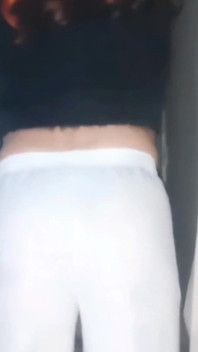 내 팬티에 스트립 내 흰색 Buiseness 바지와 빨간 발 뒤꿈치에 괴롭히는