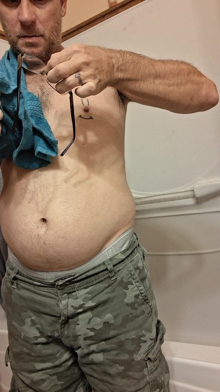 DubeSnackes: DubeSnackes、「シャワータイム」、シャボン玉を全身にこすりつけ、シャボン玉をこすり出してチンポがきれいであることを確認します。