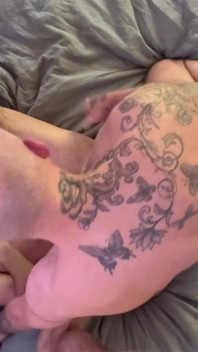 Il patrigno muscoloso alleva ragazzo latino