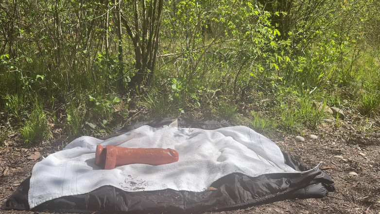 Mike-Bottom: Mike Fuck a Huge Dildo Outdoor