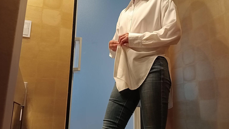 Mayumi Kanzaki: 脱下内裤，穿上紧身牛仔裤和衬衫