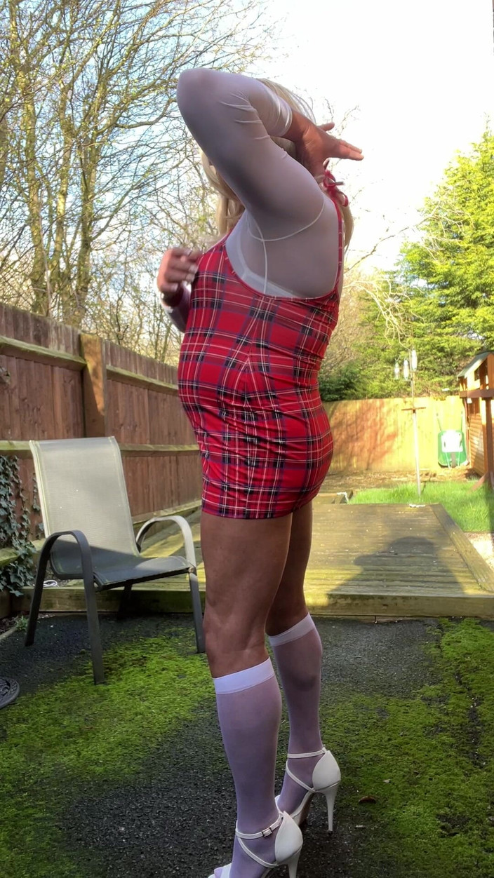 Kellycd2022: Amateur crossdresser Kellycd2022 sexy milf meando en mi traje blanco...