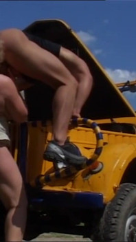 Country milf com peitões é fodida como uma puta ao ar livre