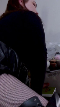 Tabufreie MILF-Herrin stimuliert seinen Arsch