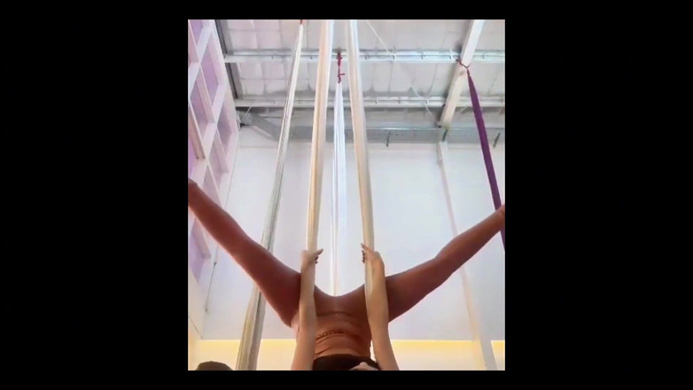 MartiiAciar: Учительница аэробики находит меня в ванной и трахает меня до приезда моего бойфренда