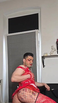 La bella femboy con un vestito a rete