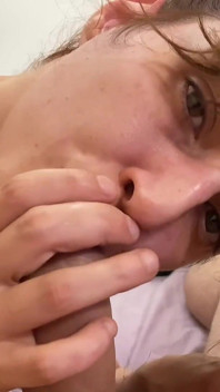 Unglaublicher blowjob von riesigem abspritzen auf mund und gesicht