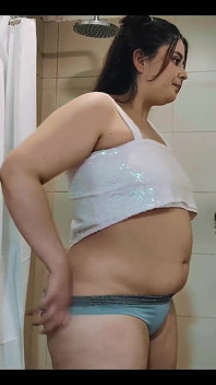 뱃살이 부풀어 오른 후 얼굴에 엉덩이를 퍼뜨리는 니콜!