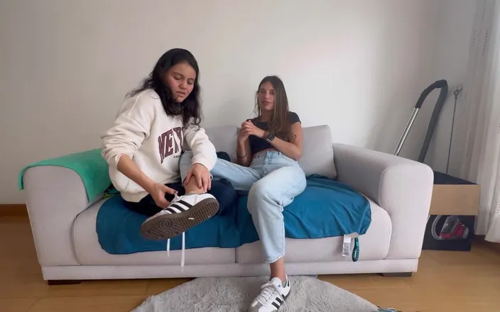 scarlettandc: Two Women Foot Wrestling