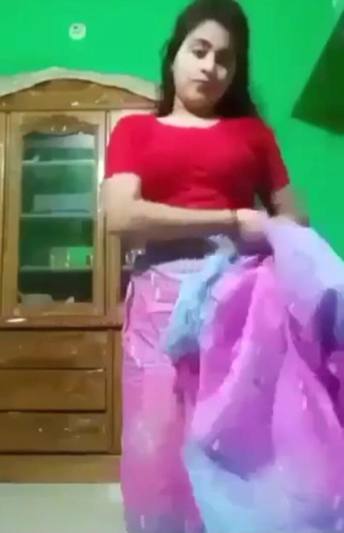 DeshiHubBuzz: desi larki saari badalti hai aur stan dikhaati hai