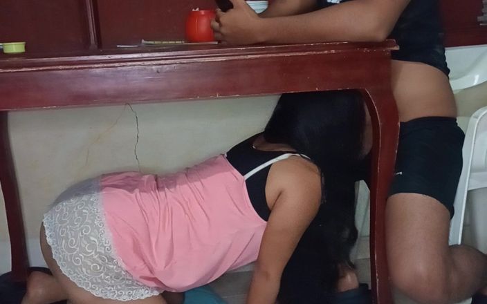 The sexy bride: मेज के नीचे प्रेमी बिना किसी बात की परवाह किए मेरा लंड चूसता है