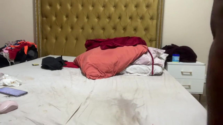Legendary Booty Overdose: Tante seksi kulit hitam lagi asik masturbasi sampai toketnya dipuasin