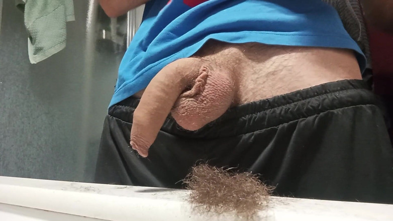 Elvissc: Kontol besar flaccid difilmkan dari dekat saat bulu pelernya dicukur