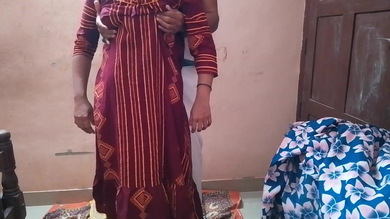 LEGSCOUPLE12: Gadis desa India memamerkan tubuh telanjangnya di depan pacarnya