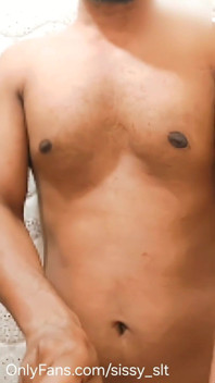 Pequeño pene mariquita cornudo feminizado y dominado por esposa caliente en video llamada